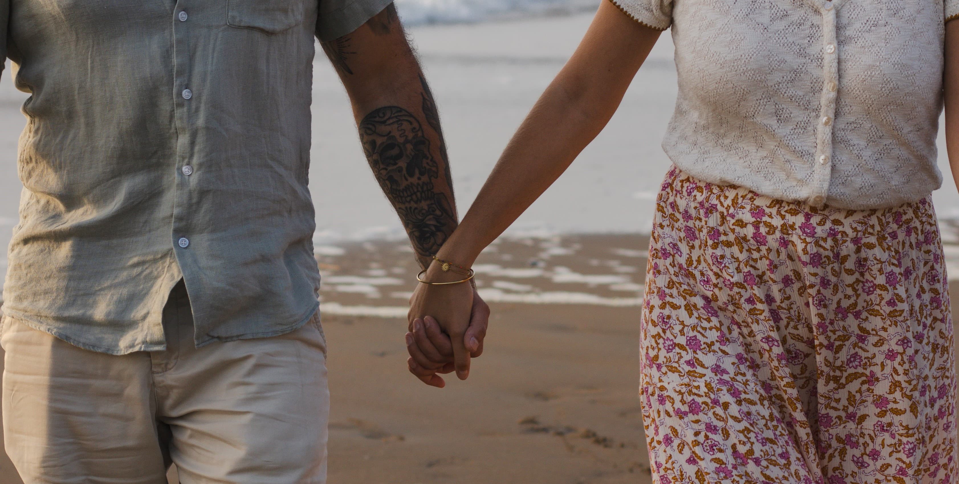 Couple romantique au coucher du soleil
